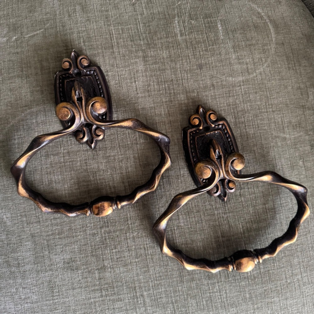VTG Ornate Towel Rings Pair Brass Bronze Gold Fleur De Lis Baroque Hinged Decor